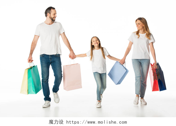 白色背景上购物完手牵手的快乐一家人快乐的一家人，提着五颜六色的购物袋，手牵着手，孤零零地躺在白色的上面